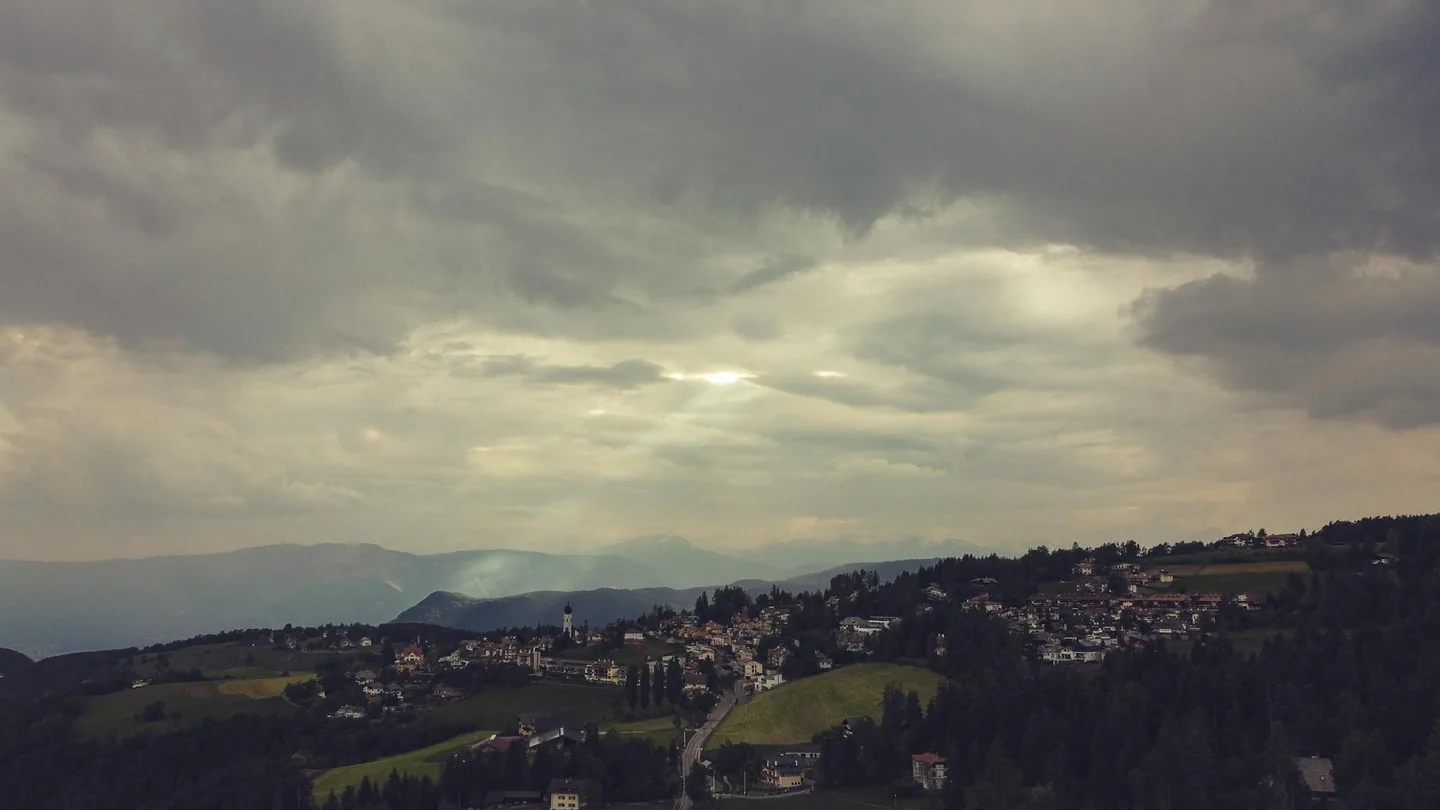 Meteo ponte del 2 giugno – Italia divisa tra sole estivo e temporali forti