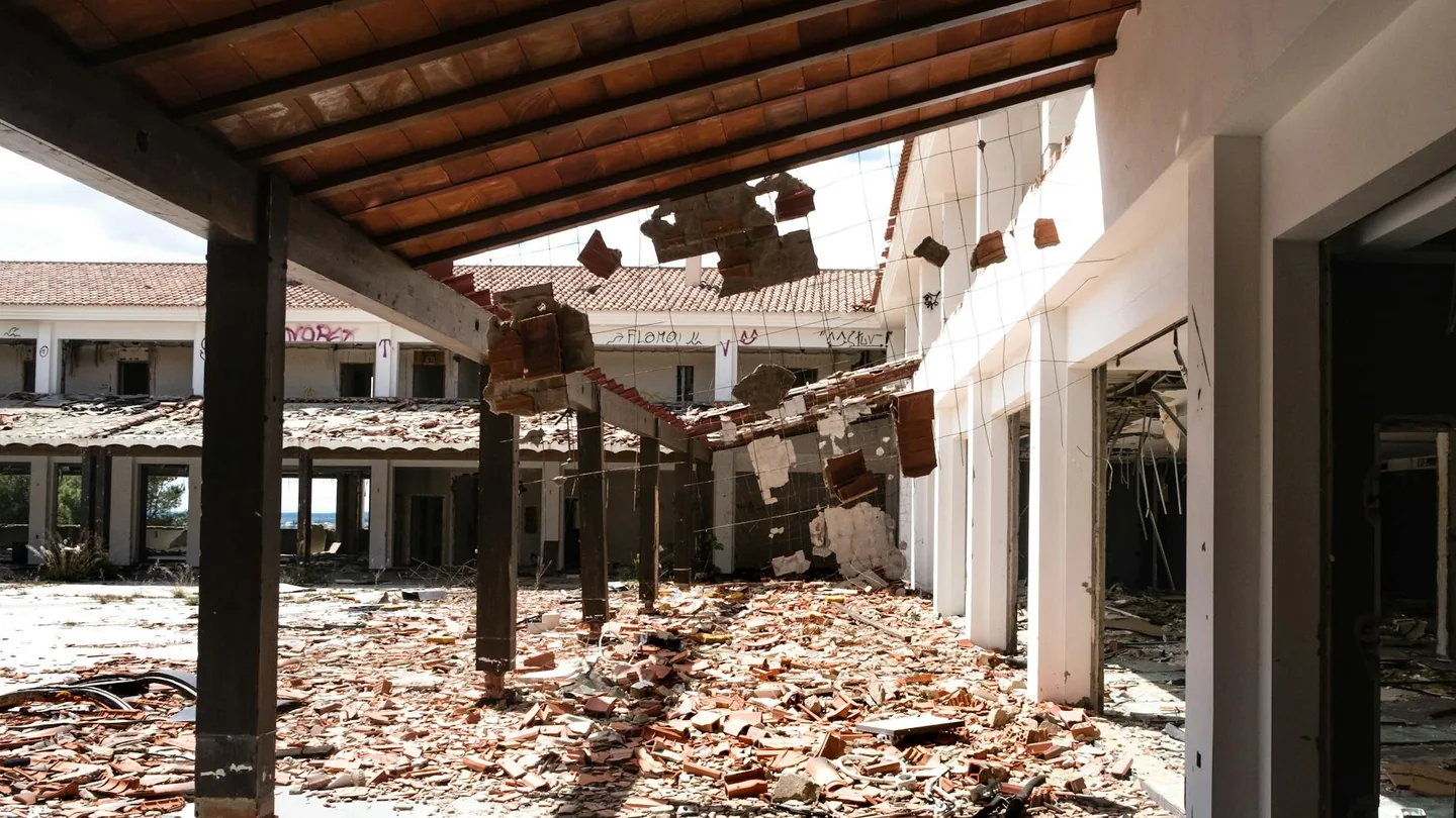 Terremoto ai Campi Flegrei, crolla un arco storico a Bacoli – danni anche a ospedale e municipio